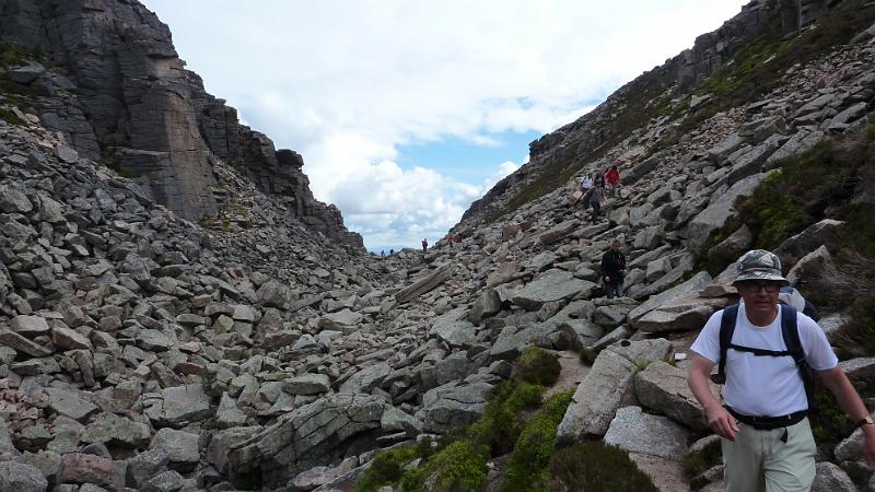P1010909.JPG - Wanderung in den Cairngorms: ...und später muß man dann über Felsen klettern