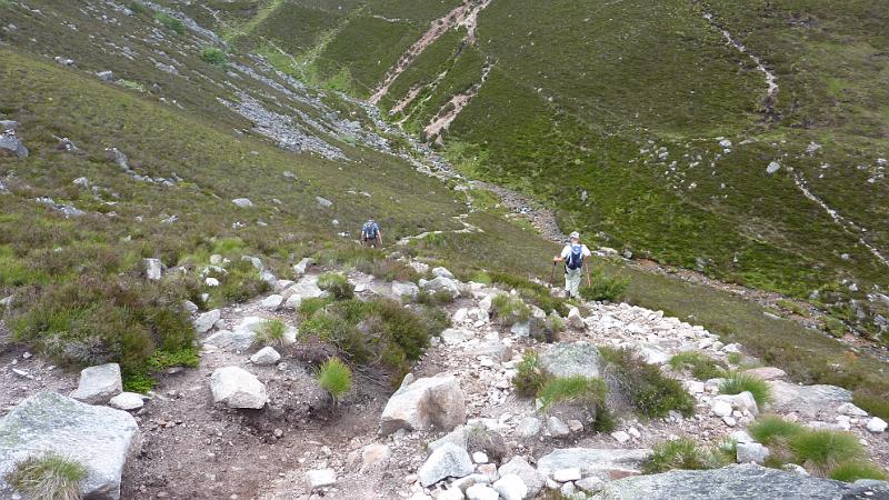 P1010913.JPG - Wanderung in den Cairngorms: der weitere Weg führt nun hinab ins Tal