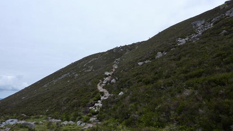 P1010914.JPG - Wanderung in den Cairngorms: Blick zurück auf den Abstiegsweg