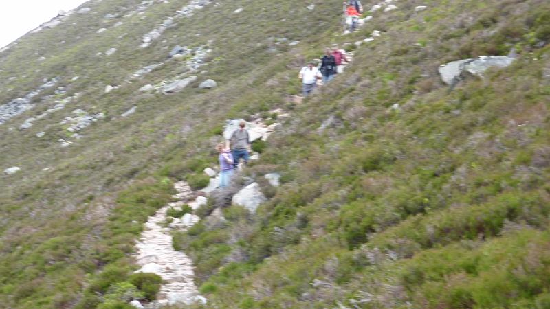 P1010917.JPG - Wanderung in den Cairngorms: weitere Wanderer treffen über den Abstiegsweg ein