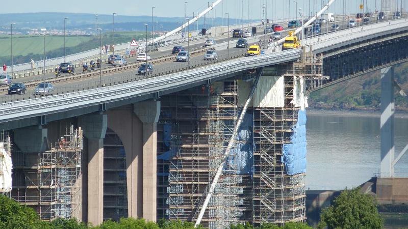 P1010960.JPG - Edinburgh/Forth Bridges: Blick zur neueren Straßenbrücke (Zoom), wo die Tragseile erneuert werden