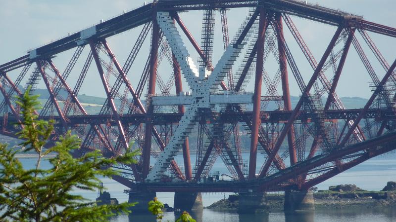 P1010961.JPG - Edinburgh/Forth Bridges: Blick zur älteren Eisenbahnbrücke (Zoom), die ständig neu angestrichen wird